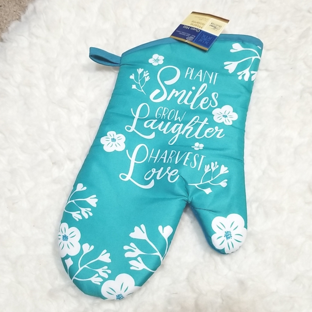 Home Collection Blue and White Oven Mitt